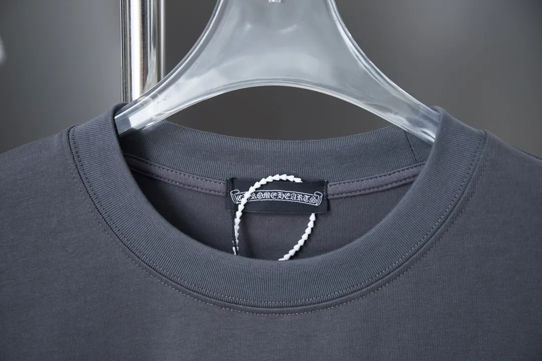 🅿️190 Ch*ome Hearte 25SS early spring new style Crow heart graffiti printed hot diamond short sleeves Light luxury essential item for daily commuting for men and women Correct version Welcome to compare Detailed features · 320g 100% pure cotton double yarn jersey fabric · Custom dyed in the same cylinder, special thickened 32 pieces double-strand 1X1 thread · Digital direct printing ➕Imported Australian pearlescent diamonds · Double needle stitching and cross-stitch technology · Original main mark, washed tag, brand moisture-proof paper packaging Color: black/white/rose red/grey Size: S/M/L/XL